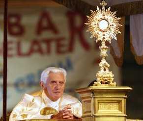 Il Santo Padre durante la Processione del Corpus Domini